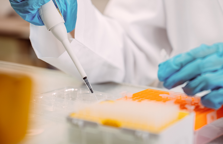 lab tech pipetting