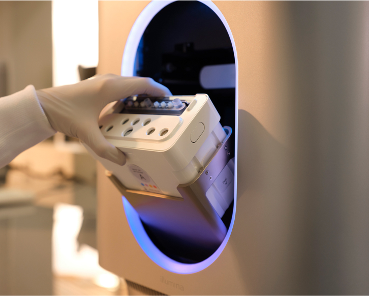 Sequencing step loading reagents into MiSeq i100 system